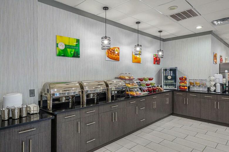 Hotel Clarion Inn & Suites