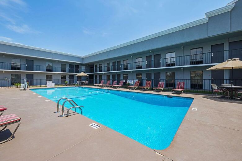Hotel Clarion Inn & Suites