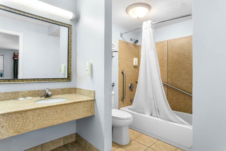 Hotel Clarion Inn & Suites