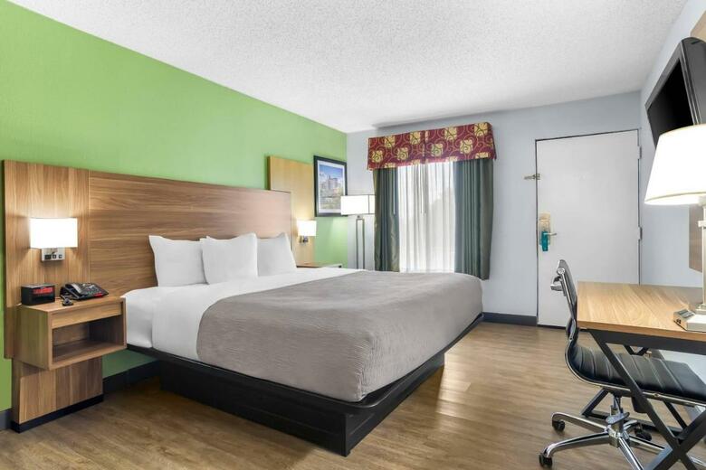 Hotel Clarion Inn & Suites