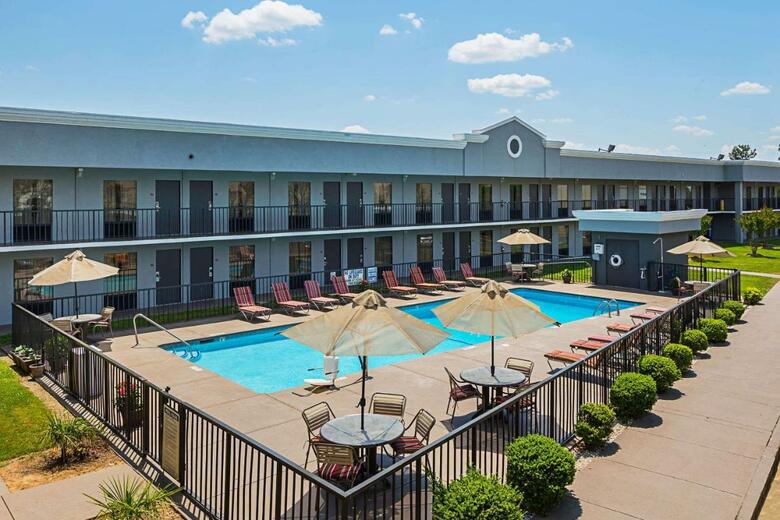 Hotel Clarion Inn & Suites
