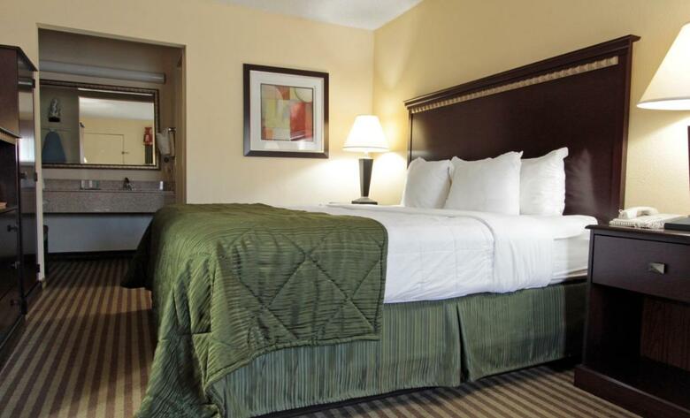 Hotel Clarion Inn & Suites