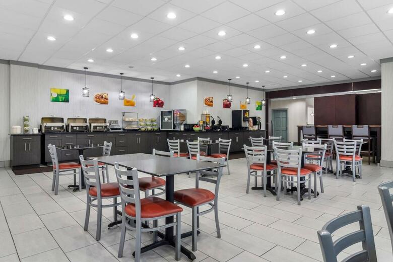 Hotel Clarion Inn & Suites