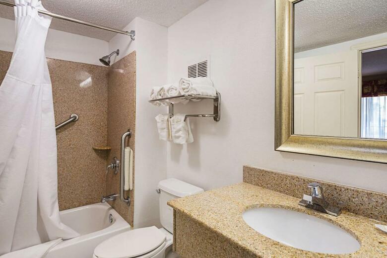 Hotel Clarion Inn & Suites