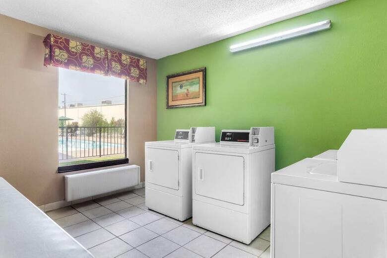 Hotel Clarion Inn & Suites