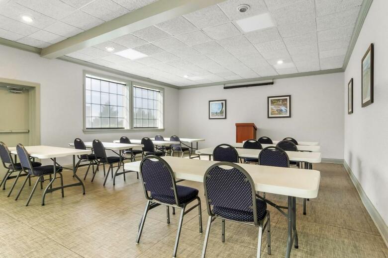 Hotel Clarion Inn & Suites