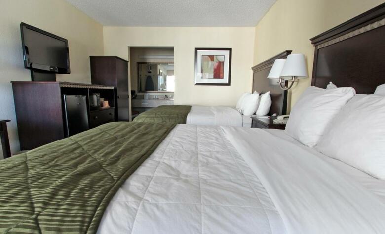 Hotel Clarion Inn & Suites