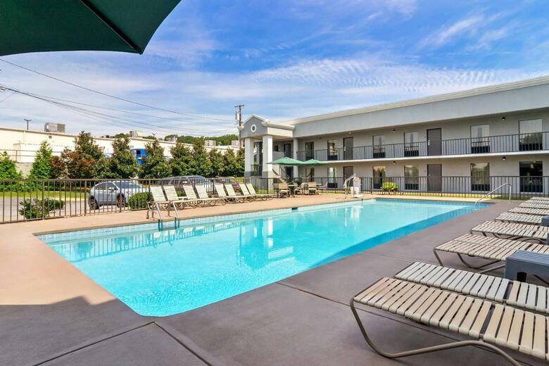 Hotel Clarion Inn & Suites