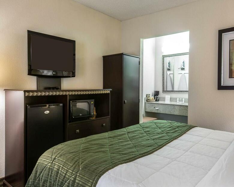 Hotel Clarion Inn & Suites