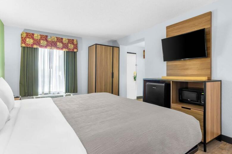 Hotel Clarion Inn & Suites