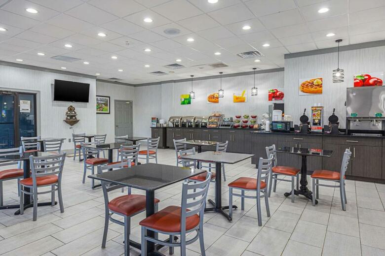 Hotel Clarion Inn & Suites