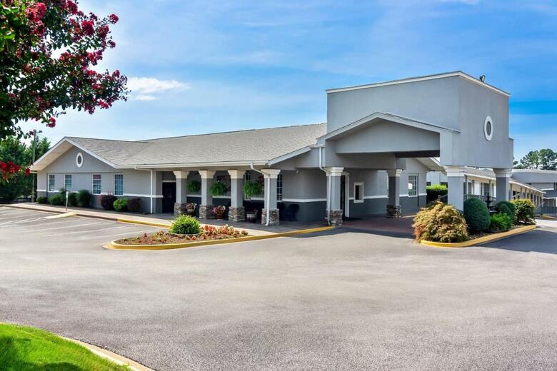 Hotel Clarion Inn & Suites