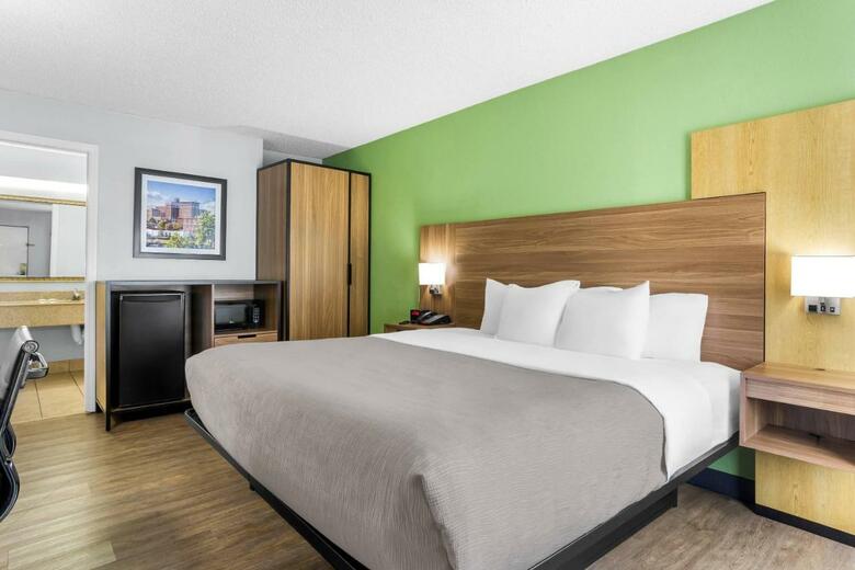 Hotel Clarion Inn & Suites