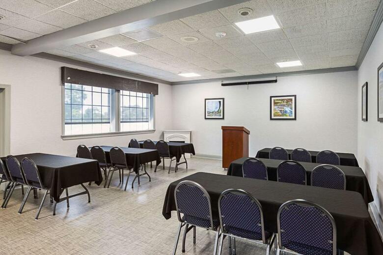 Hotel Clarion Inn & Suites