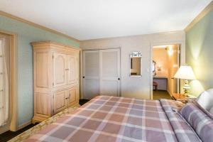 Hotel Rodeway Inn & Suites