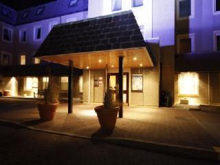 Beaches Hotel (.)