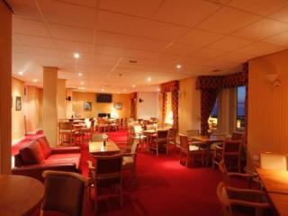 Beaches Hotel (.)