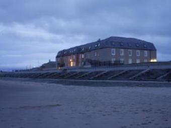 Beaches Hotel (.)