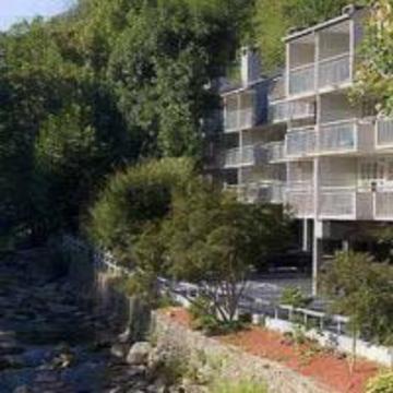 Hotel Rocky Waters Inn