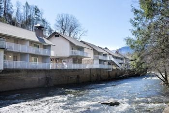 Hotel Rocky Waters Inn