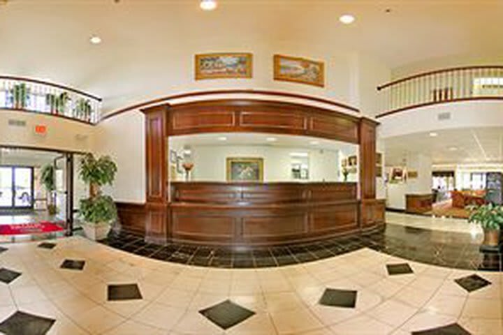 Hotel Comfort Suites Airport