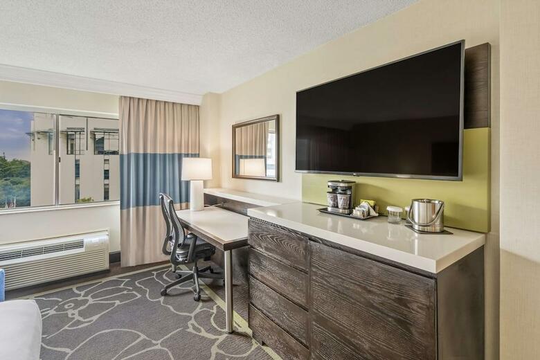 Doubletree Hotel Charlotte-gateway Village