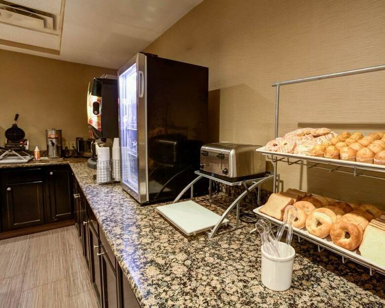 Hotel Comfort Suites Airport