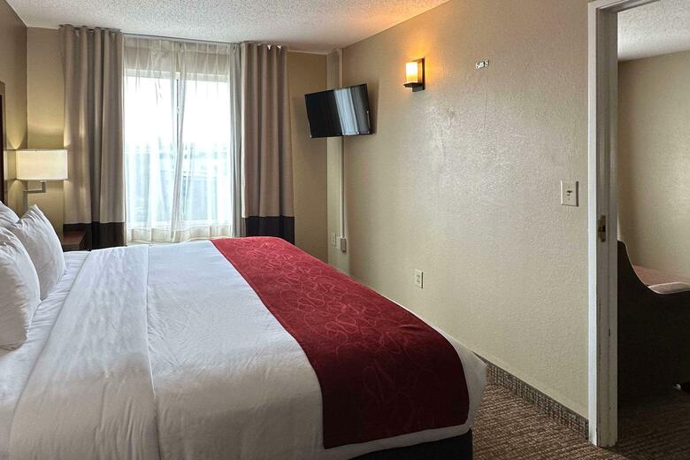 Hotel Comfort Suites Airport