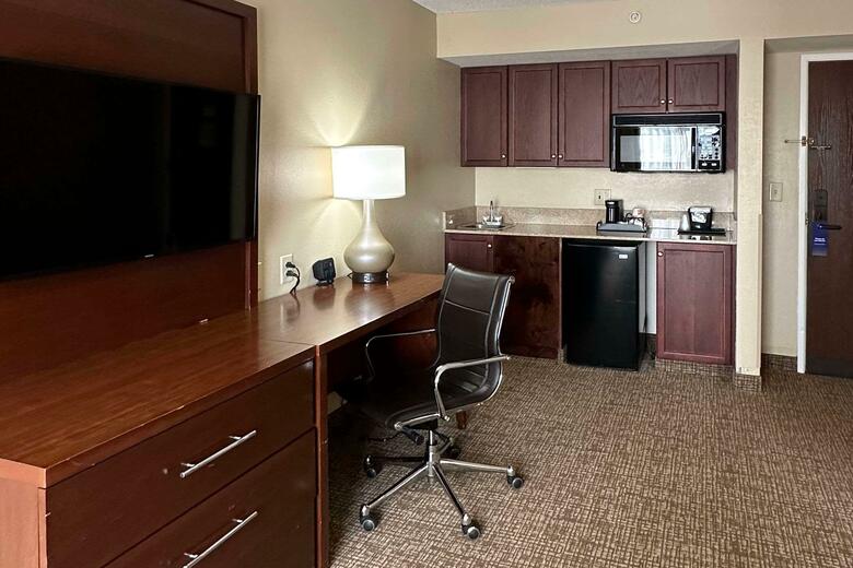 Hotel Comfort Suites Airport