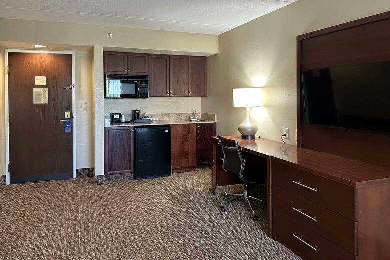 Hotel Comfort Suites Airport