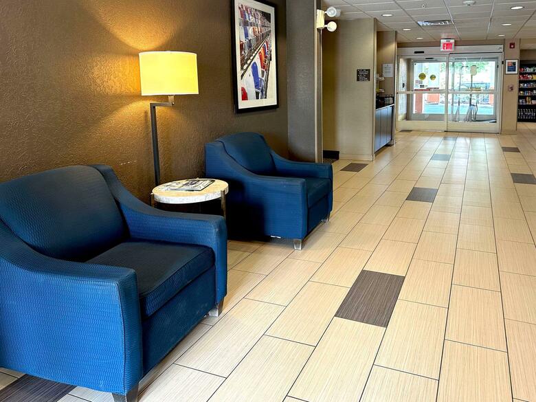 Hotel Comfort Suites Airport