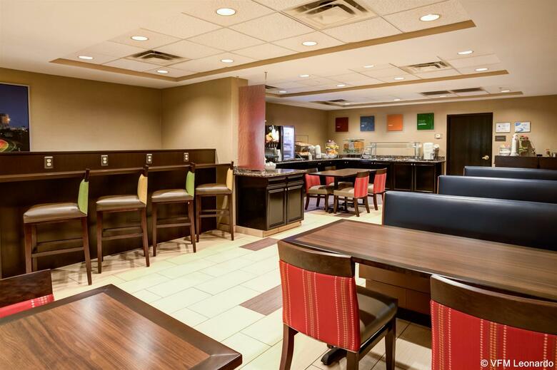 Hotel Comfort Suites Airport