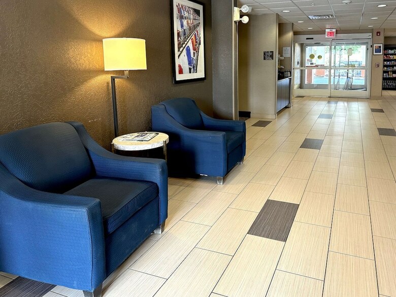 Hotel Comfort Suites Airport
