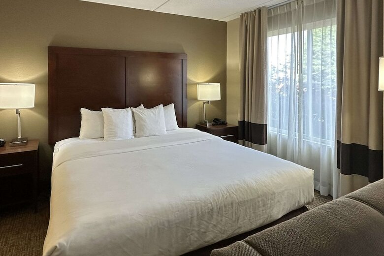 Hotel Comfort Suites Airport