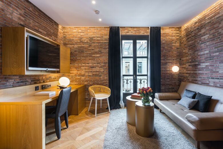 Monument Hotel