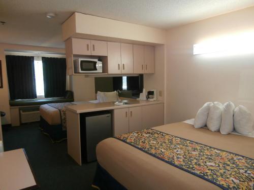 Hotel America�s Best Value Inn & Suites