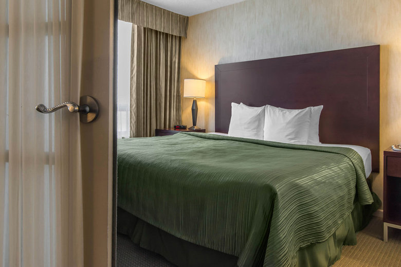 Hotel Quality Suites Montreal Aeroport