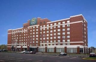 Hotel Quality Suites Montreal Aeroport