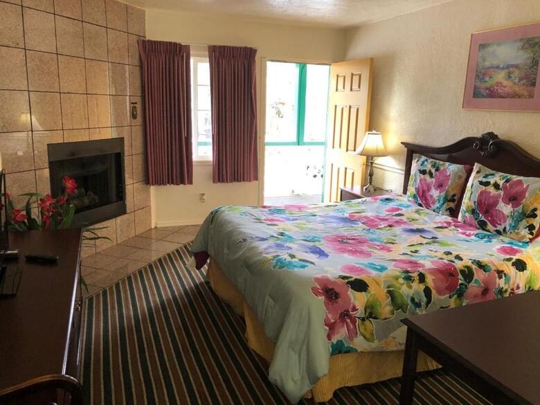 Hotel Monterey Pines Inn