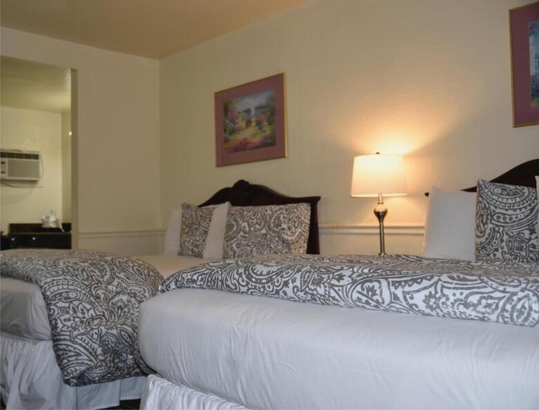 Hotel Monterey Pines Inn