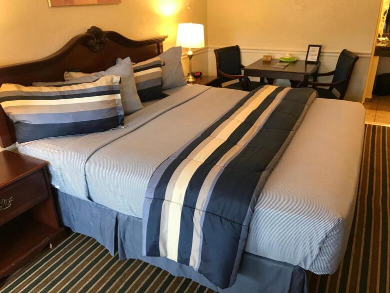 Hotel Monterey Pines Inn