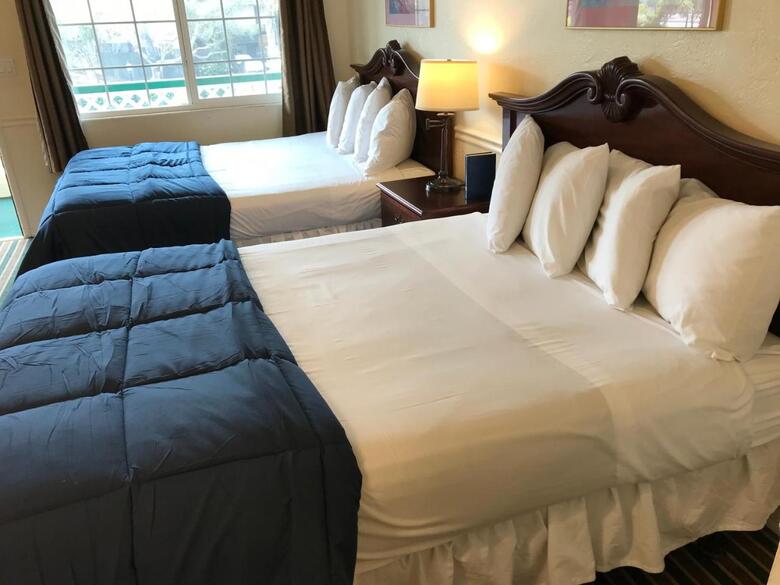Hotel Monterey Pines Inn