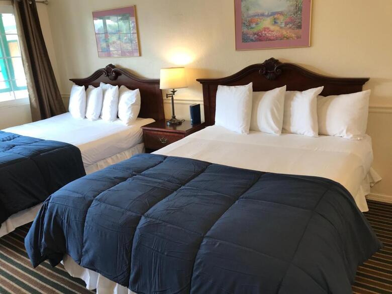 Hotel Monterey Pines Inn