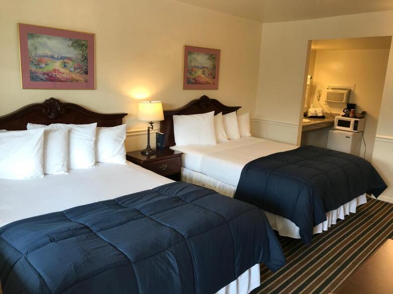 Hotel Monterey Pines Inn