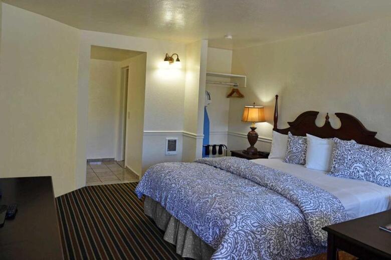 Hotel Monterey Pines Inn