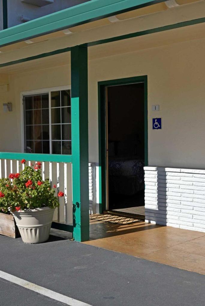 Hotel Monterey Pines Inn