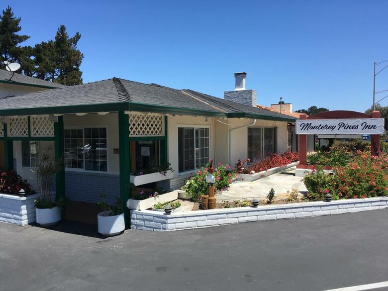 Hotel Monterey Pines Inn