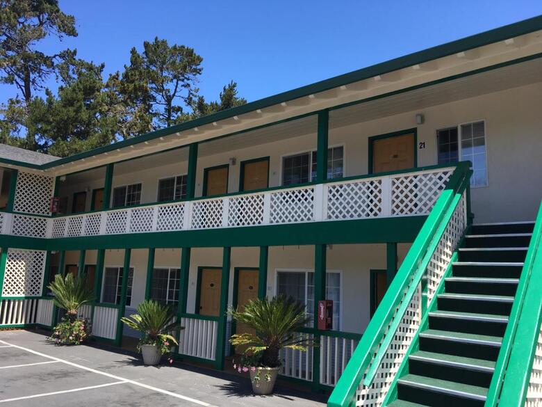 Hotel Monterey Pines Inn