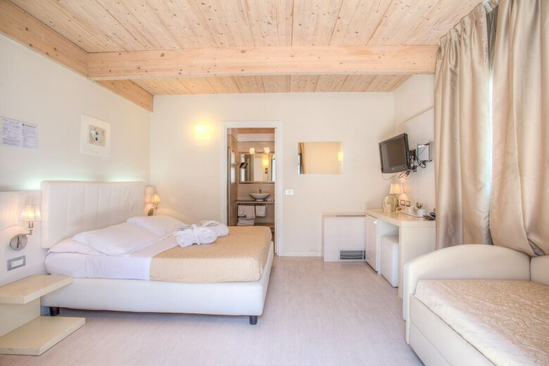 Hotel Ferretti Beach