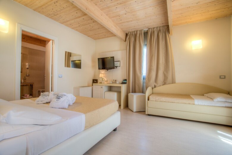 Hotel Ferretti Beach